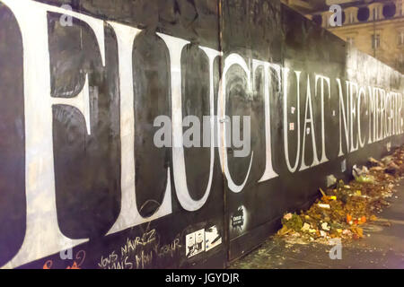 Schwankungsbandbreiten nec mergitur. Spontane Hommage an die Opfer der Terroranschläge in Paris, den 13. November 2015. Stockfoto