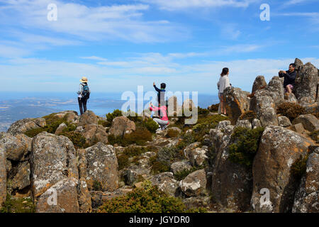 Touristen genießen den Blick auf Mount Wellington Aussichtspunkt mit Blick auf die Stadt von Hobart, Tasmanien, Australien Stockfoto