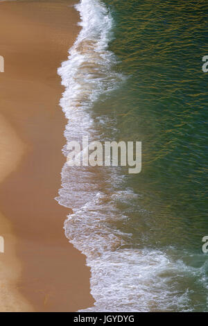 Wellen am Praia da Marinha Strand, Algarve, Portugal. Stockfoto