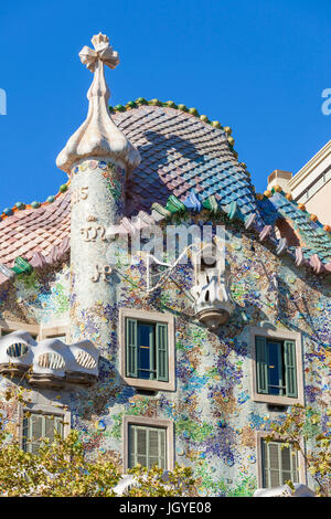 Barcelona-Catalunya-Blick auf das Mosaik gefliest Außenfassade des Casa Batllo entworfen von dem Architekten Antoni Gaudi Barcelona Spanien Eu Europa Katalonien Stockfoto