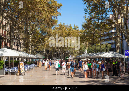 Barcelona-Catalunya Spanien Las Ramblas Touristen zu Fuß entlang der Las Ramblas Barcelona Las Ramblas la Rambla Barcelona Café Eu Europa Katalonien Stockfoto