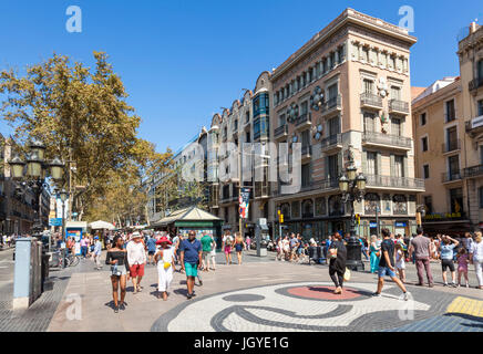 Barcelona-Catalunya Spanien Las Ramblas Touristen zu Fuß entlang der Las Ramblas Barcelona Las Ramblas la Rambla Barcelona Eu Europa Katalonien Stockfoto