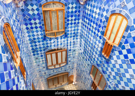 Barcelona-Catalunya-Blick auf die blauen und weißen Fliesen zentrale Lichtschacht der Casa Batllo entworfen von dem Architekten Antoni Gaudi Spanien Eu Europa Katalonien Stockfoto