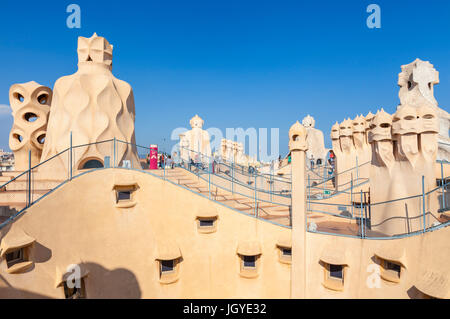 Barcelona-Catalunya Barcelona Spanien La Pedrera Barcelona Casa Mila Barcelona auf dem Dach mit Schornsteinen von dem Architekten Antoni Gaudi Eu Europa Catalonia Stockfoto