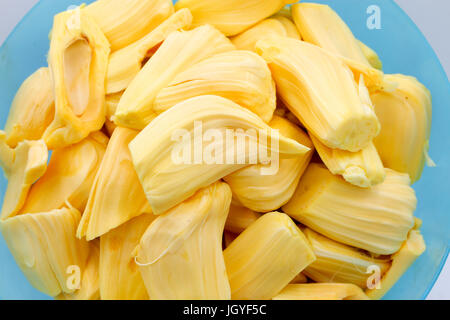 Frische reife Jackfruit auf weißem Hintergrund. Stockfoto