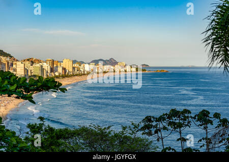 Strände von Ipanema, Leblon und Arpoador auf einen sonnigen Sommer Tagesansichten von oben und zwischen de Vegetation aus Rio De Janeiro Hügel Stockfoto