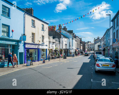 Sommergäste in King Street Ulverston Cumbria UK im Sommer Abendlicht Stockfoto