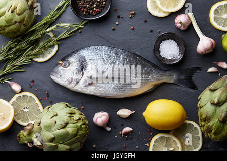Dorade Fisch kochen Stockfoto