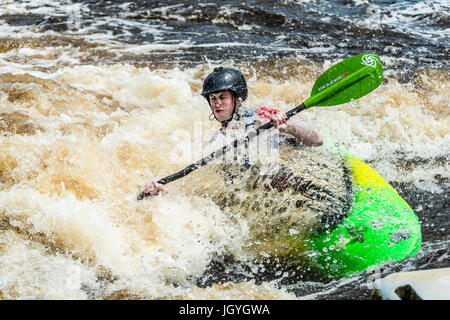 Bild zeigt zwei junge männliche Wildwasser Kajak an einem Herbsttag auf dem River Tees Barrage in Middlesbrough. -Modell veröffentlicht. Stockfoto