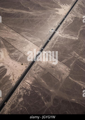 Panamericana und Nazca Linien Blick vom Kleinflugzeug, Peru Stockfoto