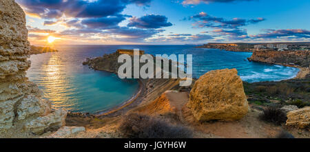 Mgarr, Malta - Panorama von Gnejna Bay und Golden Bay, die zwei schönsten Strände auf Malta bei Sonnenuntergang mit schönen bunten Himmel und goldenen Felsen t Stockfoto