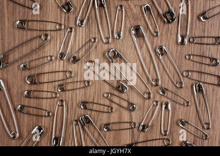 Sicherheitsnadeln auf hölzernen Hintergrund Stockfoto