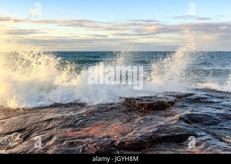 Brechenden Wellen am Lake Superior in dargestellter Felsen-Staatsangehöriger Lakeshore, in der oberen Halbinsel von Michigan, in Munising Stockfoto