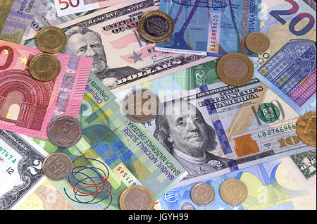 Abstrakte Dollar Euro Schweizer Franken und Münzen Hintergrund Stockfoto