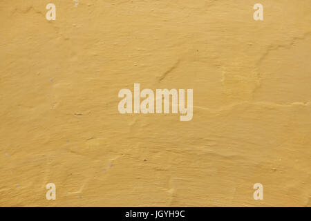 Gelbe Ocker bemalten Stuck Wand. Hintergrundtextur. Stockfoto
