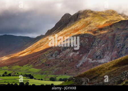 Blick auf die Langdale Pikes im englischen Lake District im Herbst unter ein stimmungsvoller Himmel und schöne Licht. Stockfoto