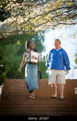 College-Studenten sprechen während des Gehens Campus Stufen hinunter. Sie ist Afroamerikaner, er ist kaukasischen. Stockfoto