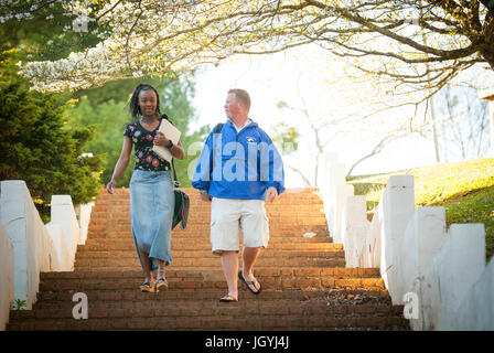 College-Studenten sprechen während des Gehens Campus Stufen hinunter. Sie ist Afroamerikaner, er ist kaukasischen. Stockfoto