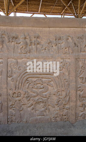 Huaca del Dragon oder Huaca del Arco Iris (Drachentempels oder Rainbow Tempel) in der Nähe von Chan Chan - Trujillo, Peru Stockfoto