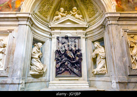 Christus Down Kreuz Statue Kirche Santa Maria Della Pace Rom Italien.  Kirche in 1400 und 1500 s von Papst Sixtus IV. auf der Stelle gebaut, wo eine gemalte Madon Stockfoto