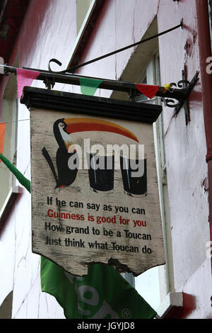 Alten Guinness-Schild draußen O Donovans Hotel in Clonakilty Stockfoto