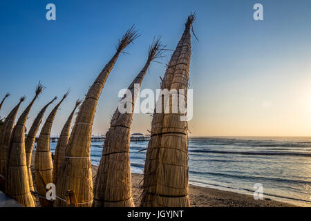 Huanchaco Beach und der traditionellen Reed Boote (Caballitos de Totora) - Trujillo, Peru Stockfoto