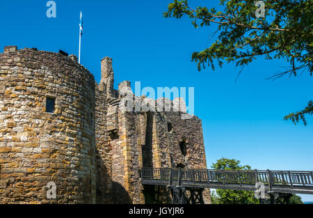 Blick auf hohe Steinmauern, Haupttor über dem Graben, mittelalterliches Dirleton Castle aus dem 13. Jahrhundert, East Lothian, Schottland, Großbritannien, an sonnigen Sommertagen mit blauem Himmel Stockfoto