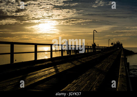 Anleger bei Sonnenuntergang mit bunten Wolken auf Fraser Island, Queensland, Australien. Stockfoto