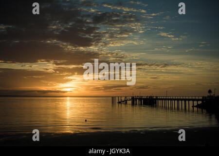 Anleger bei Sonnenuntergang mit bunten Wolken auf Fraser Island, Queensland, Australien. Stockfoto