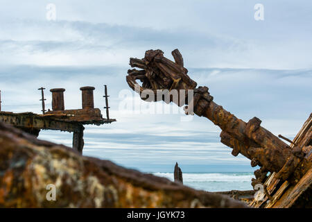 Rostigen Schiffswrack der Hubarbeitsbühne mit den Gezeiten hereinkommen auf Fraser Island, Queensland, Australien. Stockfoto