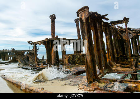 Rostigen Schiffswrack der Hubarbeitsbühne mit den Gezeiten hereinkommen auf Fraser Island, Queensland, Australien. Stockfoto