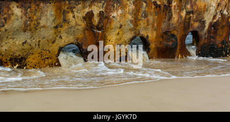 Rostigen Schiffswrack der Hubarbeitsbühne mit den Gezeiten hereinkommen auf Fraser Island, Queensland, Australien. Stockfoto