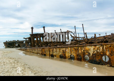 Rostigen Schiffswrack der Hubarbeitsbühne mit den Gezeiten hereinkommen auf Fraser Island, Queensland, Australien. Stockfoto