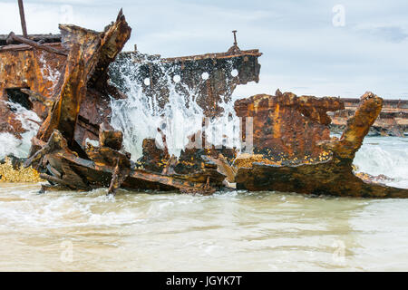 Rostigen Schiffswrack der Hubarbeitsbühne mit den Gezeiten hereinkommen auf Fraser Island, Queensland, Australien. Stockfoto