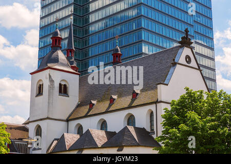 Kirche Alt St. Heribert vor ein Büroturm in Köln, Deutschland Stockfoto