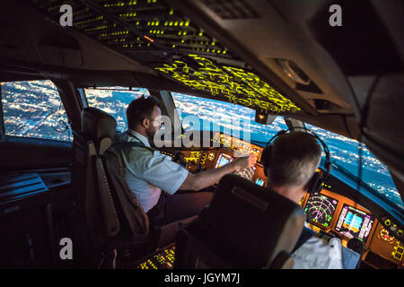Zwei Piloten aus Dallas Fort Worth Airport abfliegen. Crew Ressource Management statt, beide arbeiten zusammen. Im Hintergrund Teile von Dallas Stockfoto