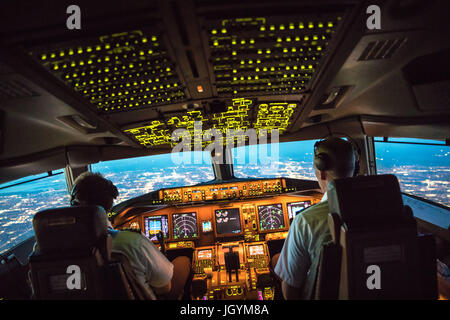 Zwei Piloten aus Dallas Fort Worth Airport abfliegen. Crew Ressource Management statt, beide arbeiten zusammen. Im Hintergrund Teile von Dallas Stockfoto