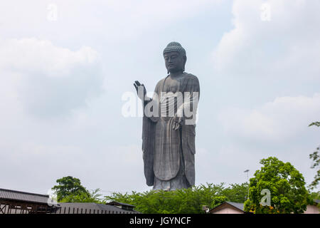 Vollansicht des großen Buddha von Ushiku, Japan. Eines der höchsten Statuen der Welt Stockfoto