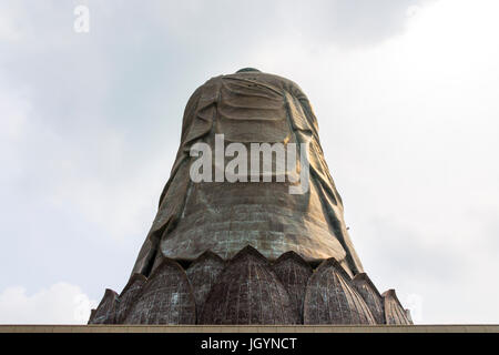 Vollansicht des großen Buddha von Ushiku, Japan. Eines der höchsten Statuen der Welt Stockfoto