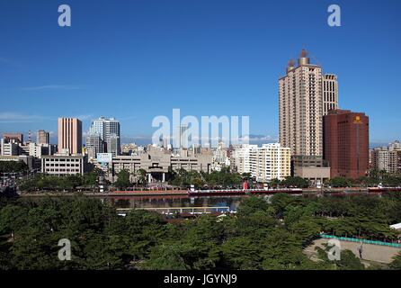 Ansicht der Stadt Kaohsiung in Taiwan, mit dem Fluss der Liebe im Vordergrund Stockfoto