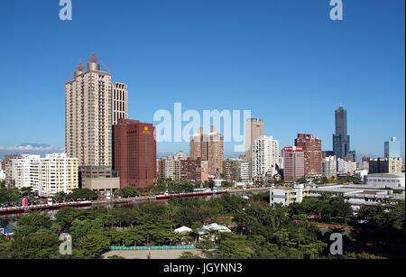 Ansicht der Stadt Kaohsiung in Taiwan, mit dem Fluss der Liebe im Vordergrund Stockfoto