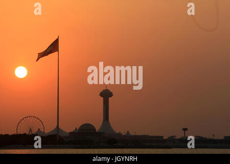 e-Riesenrad und der Marina Mall. Fairmont Hotel Abu Dhabi. Emirat Abu Dhabi. Stockfoto