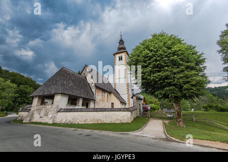 Kirche Sv. John the Baptist am See Bohinj, Slowenien. Stockfoto