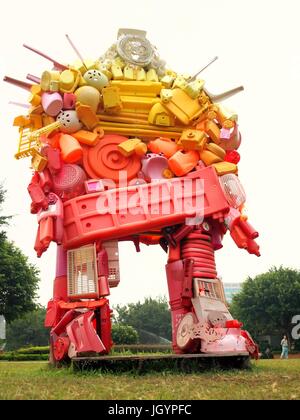 KAOHSIUNG, TAIWAN, Dezember 10: Zur Förderung Evironmental Bewusstseins zeigt das National Science Museum Skulpturen aus Plastikmüll auf seine groun Stockfoto