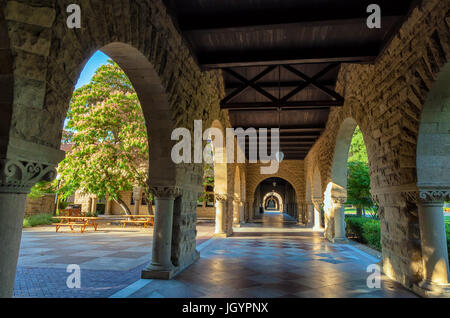 Die architektonischen Strukturen auf dem Campus der Stanford University in Palo Alto, Kalifornien, USA Stockfoto