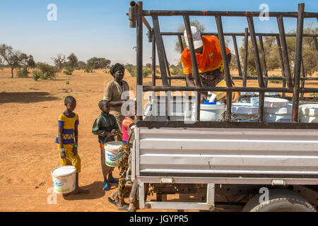 Milch-Kollektion von La Laiterie du Berger Molkereiunternehmen. Senegal. Stockfoto