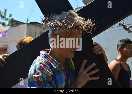 Der Kreuzweg am Karfreitag in Iztapalapa, Mexiko. Franzose Francois Brey Die Kreuztragung. Stockfoto