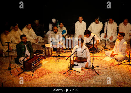 Grand Mawlid de Paris Sufi-treffen und feiern. Shuaib Mushtaq Qawwal. Frankreich. Stockfoto
