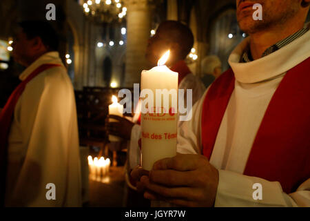 La Nuit des TŽmoins, Vigil für die heutige christliche Märtyrer, in der Kathedrale von Notre Dame, Paris. Frankreich. Stockfoto