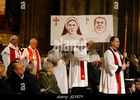 La Nuit des TŽmoins, Vigil für die heutige christliche Märtyrer, in der Kathedrale von Notre Dame, Paris. Frankreich. Stockfoto